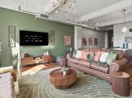 Vintage Vibe Flat - Pool, Gym, Game & Movie Rm, Free Valet