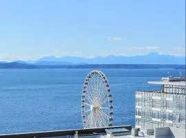 1 Block to Pike Place Market Balcony Water View