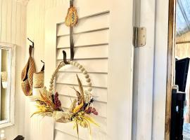 Couples Cottage - Serene Getaway, Hotel in Citra