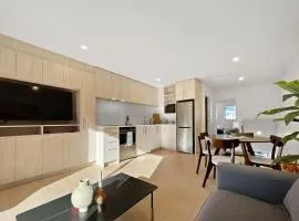 Chic 1-Bedroom Apartment with Balcony in Ferry Rd