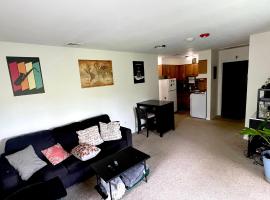 Cozy One-Bedroom Retreat in the Heart of Smithtown, hotel v destinaci Smithtown