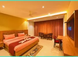 SWIMMING POOL Hotel Luxuaray R-Bay Near Jagannath Temple And Sea Beach - Parking- Spa With Restaurant Facilities - Fully Air Conditioning Luxuary Rooms - Top service with lots of Love