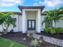 Alora Villa in Central Location with Southern Facing Fresh Water Canal - Vesteva, Hotel in Cape Coral