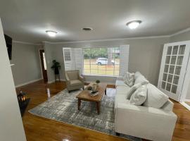 Roomy 4BR Home with Fenced Yard，位于杰克逊的酒店