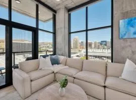 Luxury 2BR 2BA Penthouse-Pool, Gym, Pkg, Views!