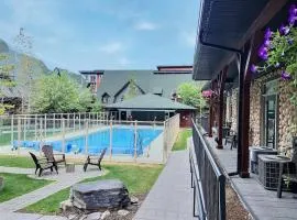 Marvellous Poolside Chalet - Pool & Hot Tub - Pets