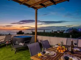 Apartamento de Lujo con Jacuzzi Privado, Piscina y Vistas al Mar