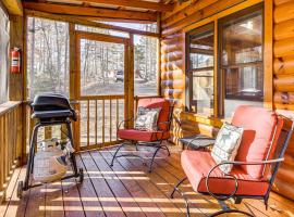 Fish and Hike Wooded Circle P Cabin in Murphy, Hotel in Murphy