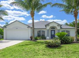 Echos Escape with Hot Tub and Tiki Bar, hotel di Cape Coral