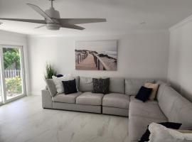 Jupiter Poolside Paradise Waterfront Luxury House with Boat Lift, hotel v destinaci Tequesta