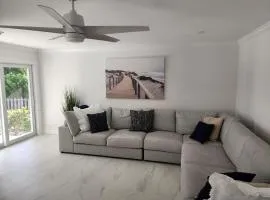 Jupiter Poolside Paradise Waterfront Luxury House with Boat Lift