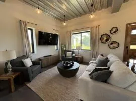 Emerald Blue Villa - Modern 2BR Villa with Rooftop Lounge Pool