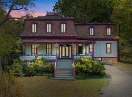 The Manor - Historic Mansion, Wifi, Covered Porch, Screen Porch, King Bed, Walk to Spas, Shops & Restaurants, отель в городе Беркли-Спрингс