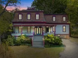 The Manor - Historic Mansion, Wifi, Covered Porch, Screen Porch, King Bed, Walk to Spas, Shops & Restaurants