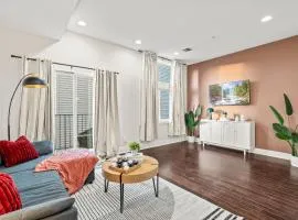 Luxury 3BR Rooftop Apartment Walk to MET and Metro