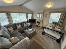 Lucas Retreat Hot Tub Lodge, Bockenfield Morpeth, ξενοδοχείο σε Morpeth