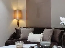 Leeds City Centre Apartment with Town Clock Views, walk away from Train Station