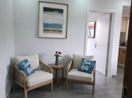 Sea'Amore - Modern & Luxury Apartment - 7mins walk to Flic en Flac Beach - Covered Parking - WiFi - Easy Living & Self Catering with Premium Amenities, hotel i Flic en Flac