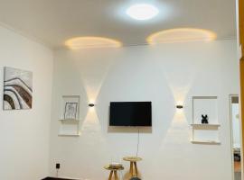 Lovely bedroom in a centrally located apartment, hotell i Maputo