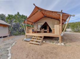 Cozy Heated Glamping Tent with Free Wine Tasting, luxe tent in Johnson City
