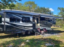 Private Luxury RV Getaway Full Bath Kitchen Heating, hotel v destinaci Kendalia