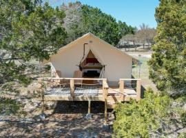 Peaceful Glamping Award-Winning Hill Country、Kendaliaのホテル