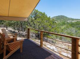 Glamping Under Starry Skies in Hill Country、Kendaliaのホテル