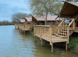 Cozy Glamping Minutes from SpaceX Launches, κάμπινγκ πολυτελείας σε Colonia Acres