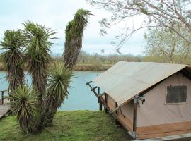 Safari Tent Retreat by SpaceX & Boca Chica Beach!, κάμπινγκ πολυτελείας σε Colonia Acres