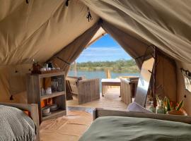Boutique Safari Tent Near SpaceX Launch Site, hotel in Colonia Acres