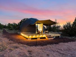 Winter Nights in a Secluded Canyon Dome ที่พักสไตล์เต็นท์ในValle