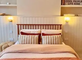 Meredith Mews Ideal location Free on site parking