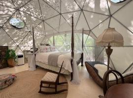 Cozy Off-Grid Dome Retreat in the Woods, hotel s parkováním v destinaci Liberty