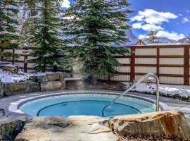 Fantastic Mountain View - Hot Tubs & Steam Room, apartahotel en Canmore