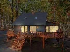 The Fern -- Private - Pet Friendly - Fireplace - River Access - Fire Pit - EV Station