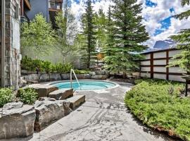 Stunning Condo - Hot Tubs & Steam Room - Pets Ok, hôtel à Canmore