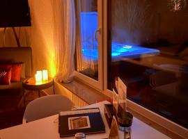 ROSMARIN - Kuschelige Fewo - Romantik & Entspannung im Whirlpool auf privater Terrasse, Ruhe & Hund willkommen - by FerienWohnenAmSee -, hotel v destinaci Überlingen