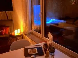 ROSMARIN - Kuschelige Fewo - Romantik & Entspannung im Whirlpool auf privater Terrasse, Ruhe & Hund willkommen - by FerienWohnenAmSee -