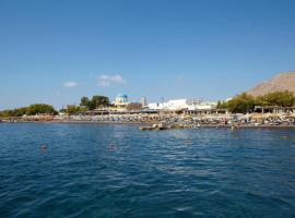 Evelina Beach Pension is undoubtedly a part of your vacation beside the sea,Who wants to swim in a box of chemicals,Enjoy the beauty of the ocean,the horizon,the sky There is nothing like a morning walk on a beach,Beachlife definitely has a different vibe，位于佩里萨的酒店