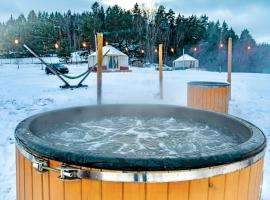 Glamping Niebiańska Osada Jurty Dolnośląskie & SPA, luxury tent in Polanica-Zdrój