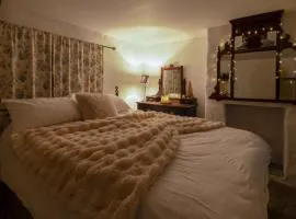 Cissy's Cottage - traditional thatched cottage, near to beach