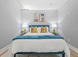 New suite with full Kitchen and Livingroom Dallas