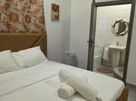 Private en - suite room near airport