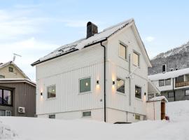 Turistvegen Tromsdalen - Stay Near Tromsø Cable Car, Hotel in Tromsø