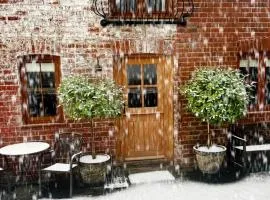 Romantic Country Cottage with log burner, garden patio, outdoor tub and country views- Brecon Beacons National Park