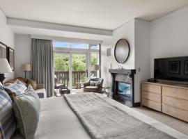 374 Lodge At Spruce Peak Ski In Ski In Ski Out King Studio By Stowe Mountain Rentals: Stowe şehrinde bir otel