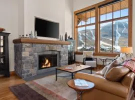 STOWE GLOBE 4 BEDROOM LUXURY CABIN SKI IN SKI OUT By Stowe Mountain Rentals