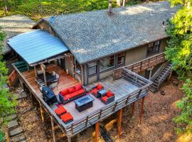 Scenic Forest Cabin with Deck l Best Value for Weekly & Monthly Stays, hotel in Pollock Pines