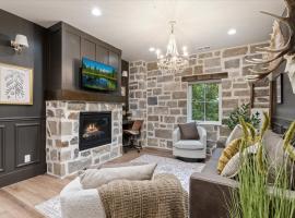 The Moose Room - Newly Built 2B2B Midway Loft, готель у місті Мідвей