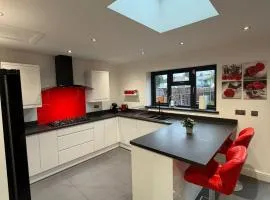 Modern 5 Bedroom Home in Solihull - Entire House - Garden - Contractors - Relocators - Family - NEC - BHX -Sleeps 9